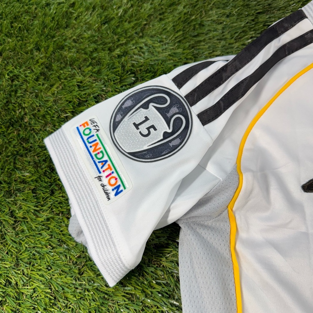 Real Madrid Vini JR Soccer Jersey and Shorts Set - Picture 3 of 3